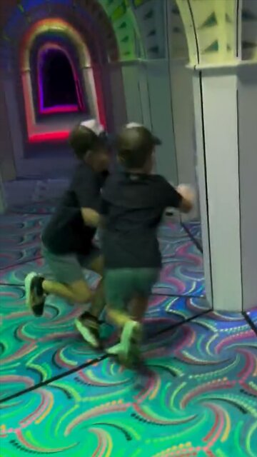 Niño cae víctima de su 'gemelo' en un laberinto de espejos