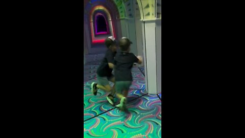 Niño cae víctima de su 'gemelo' en un laberinto de espejos