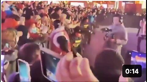 AI robot tries to attack crowd of people in China