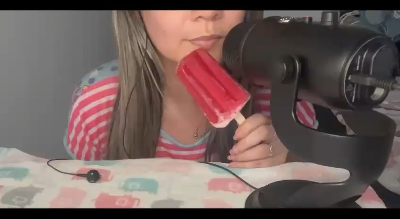 ASMR lamiendo paleta