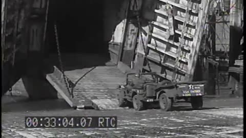 SEABEES ASSEMBLE RHI... - SEABEES ASSEMBLE RHINO PONTOON, LOAD LST, PLYMOUTH, ENGLAND - 428-npc-1792