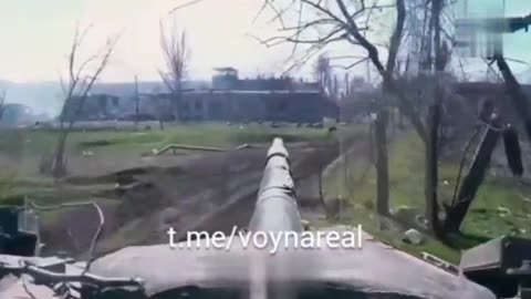 Mariupol. RU tanks roam the residential area