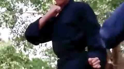 🥋“Don’t Look at the Finger…” Bruce Lee’s Most Iconic Lesson Enter the Dragon Scene Breakdown 🌕👊