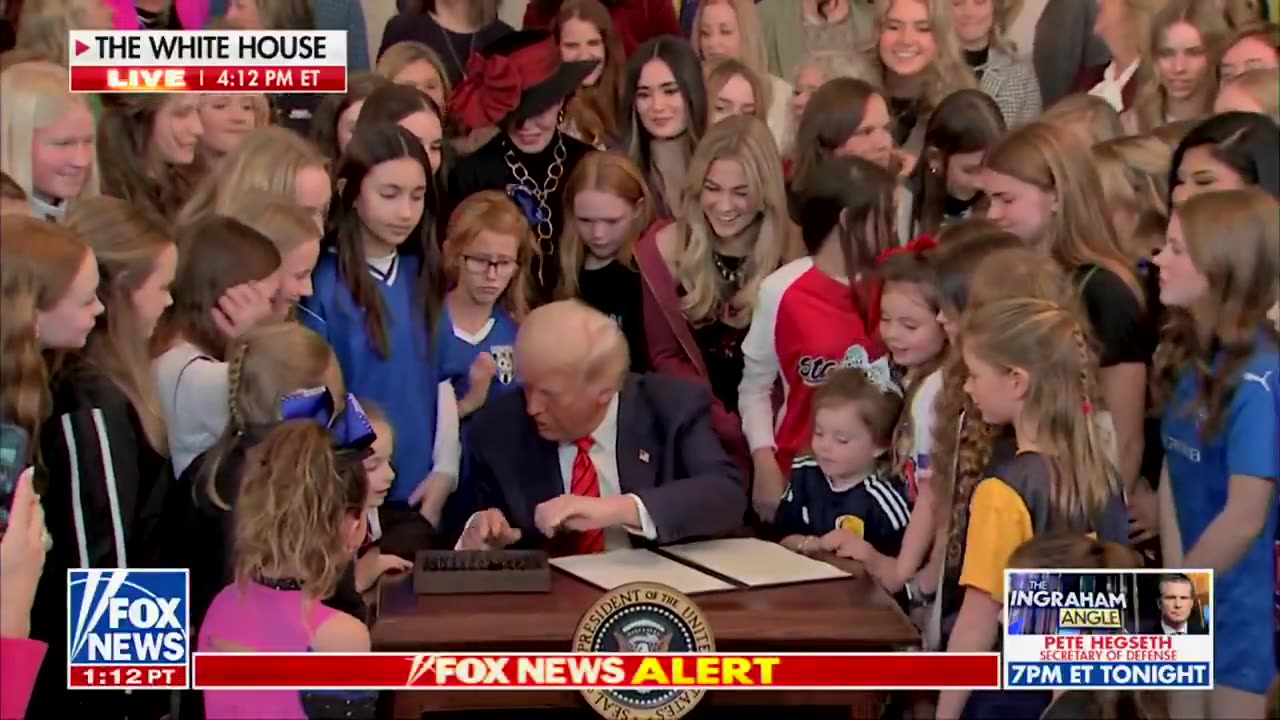 Trump signs order protecting woman's sports💪💪🙏us