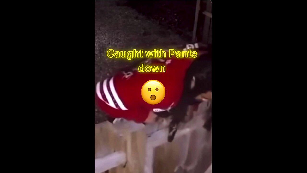 Criminal gets “caught” with his pants down trying to escape the police 👮😮