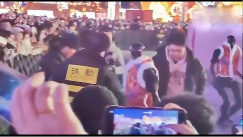 CHINA 🇨🇳 Viral Video Shows AI Robot Malfunctioning & Attacking Festival Goer