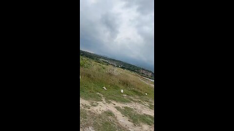 Kalau tahu cara tersenyum hidup pun ikut tersenyum karena itu aku selalu suka hidup dengan