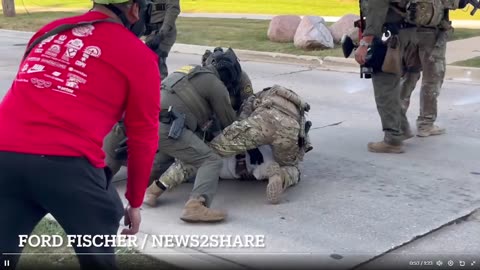 Các nhân viên tuần tra biên giới đuổi bắt một người đàn ông bên ngoài cơ sở ICE Broadview.