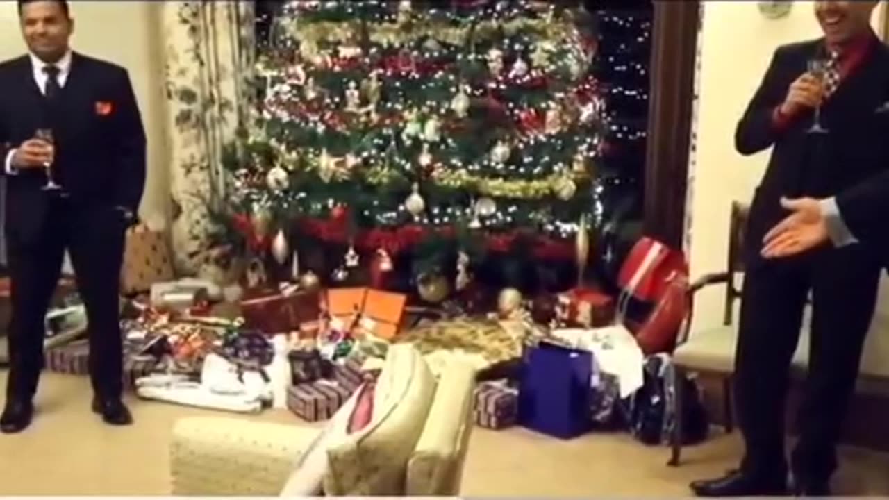 Trump fanatic Dan Peña wants to congratulate Christmas to all the hard working Americans