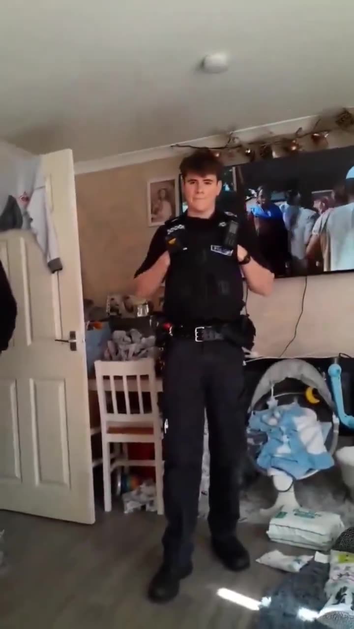 UK Police Now Sending Psychologists to Arrest People Over Social Media Posts