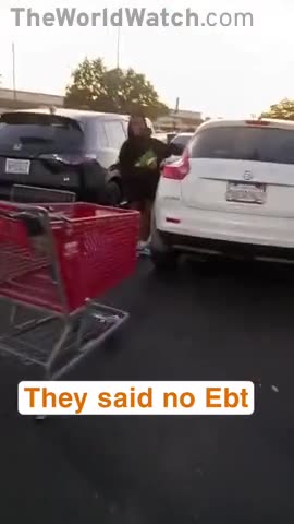 This woman records her entire family running out of the store