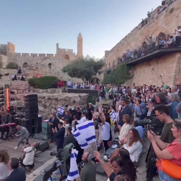 Gideon Saar canta "Am Israël Haï" con evangélicos en oración por la paz en la Torre de David.