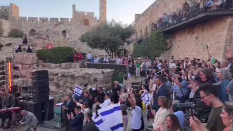 Gideon Saar canta "Am Israël Haï" con evangélicos en oración por la paz en la Torre de David.