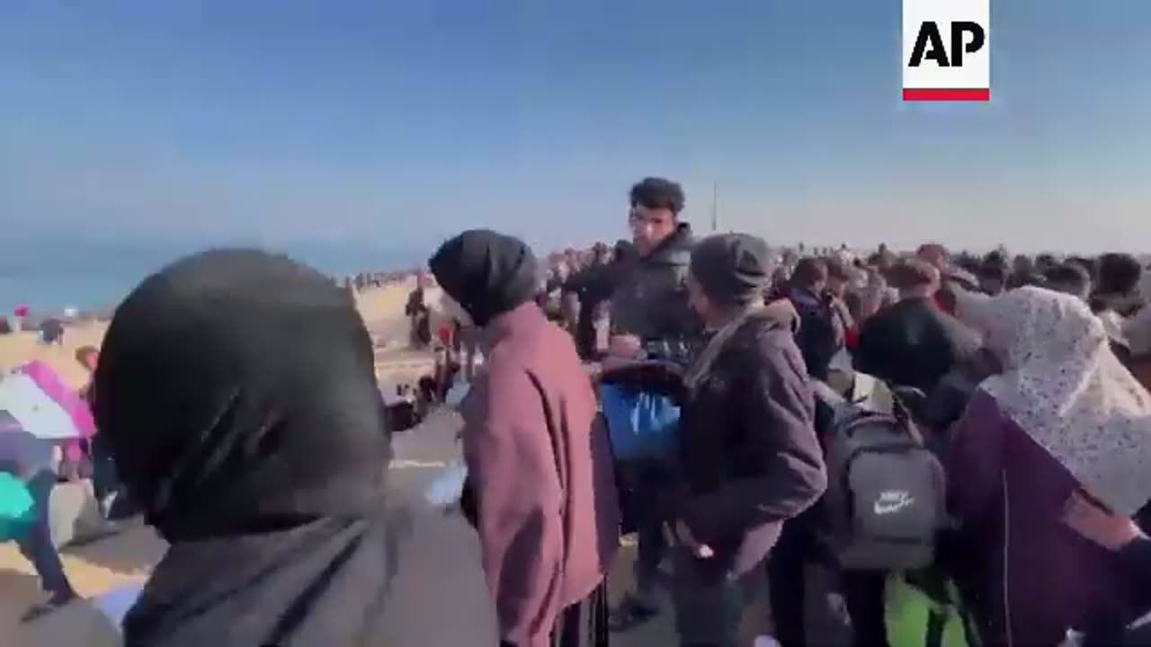 Displaced Palestinians cross into northern Gaza Strip as they start to return home