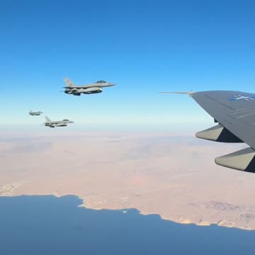 Präsident Trump an Bord der Air Force One derzeit von ÄGYPTISCHEN F-16 eskortiert.