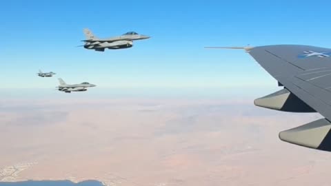 Präsident Trump an Bord der Air Force One derzeit von ÄGYPTISCHEN F-16 eskortiert.