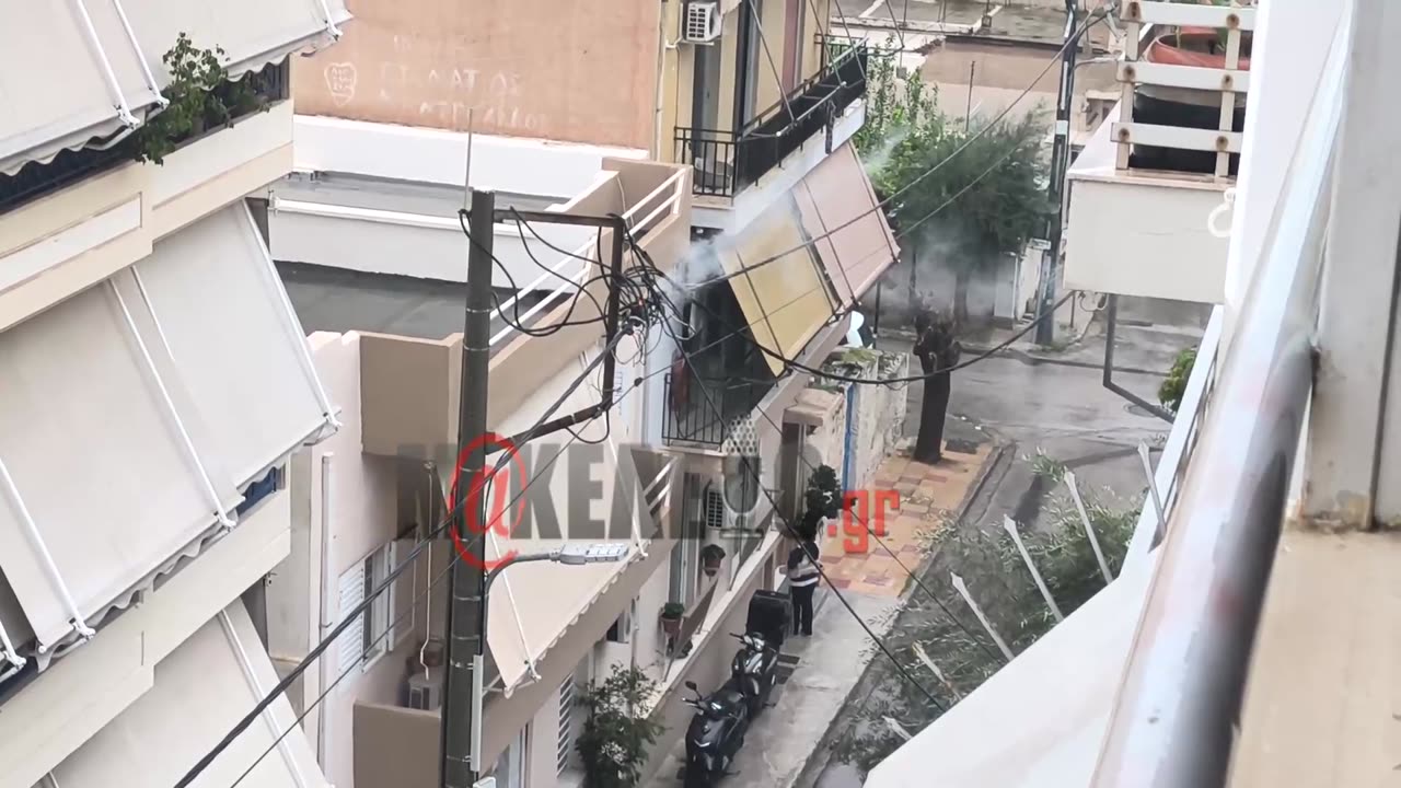 Δραπετσώνα: Κολώνα της ΔΕΗ παίρνει φωτιά