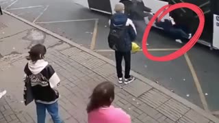 Niño arrastrado por el asfalto por cierre apresurado de puertas