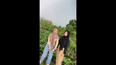 Dua sahabat bersenang-senang bareng