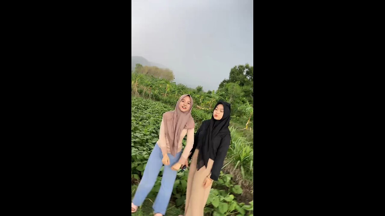 Dua sahabat bersenang-senang bareng