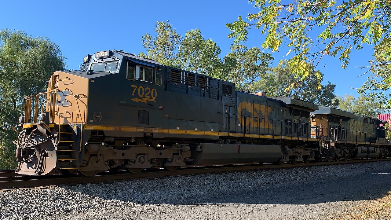 CSX Train engines 7020 and 885 head East