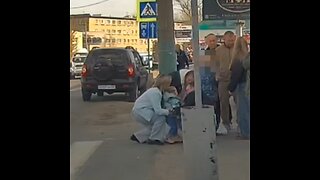 Héroe ruso salva a una niña que se atragantaba con un caramelo