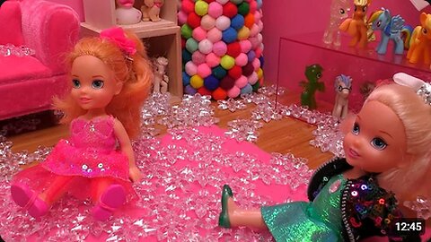 Ice power mess ! Elsa & Anna toddlers - new year party - Barbie dolls