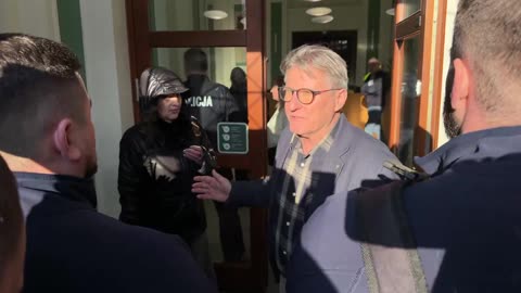 Przewodnicząca KRS @DPawelczykW zaprasza posłów na interwencję - a policja zablokowała