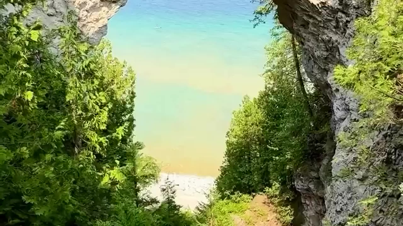 😮🚶♂️ No Cars Allowed! How Mackinac Island Gets Around | FeedMyCuriosity