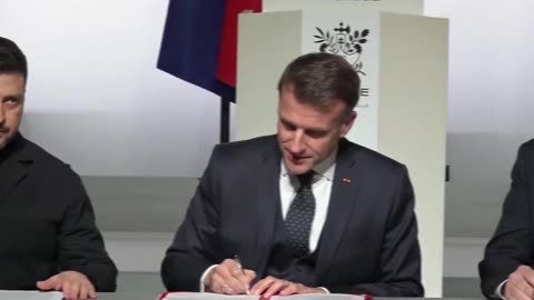 Macron, Starmer and Zelensky sign the declaration of intent on future multinational force