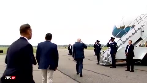 Trump and Rubio stumbling dice stairs.