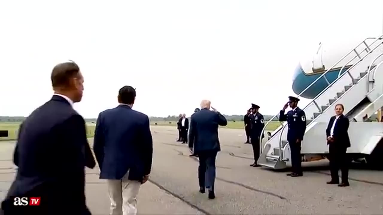 Trump and Rubio stumbling dice stairs.