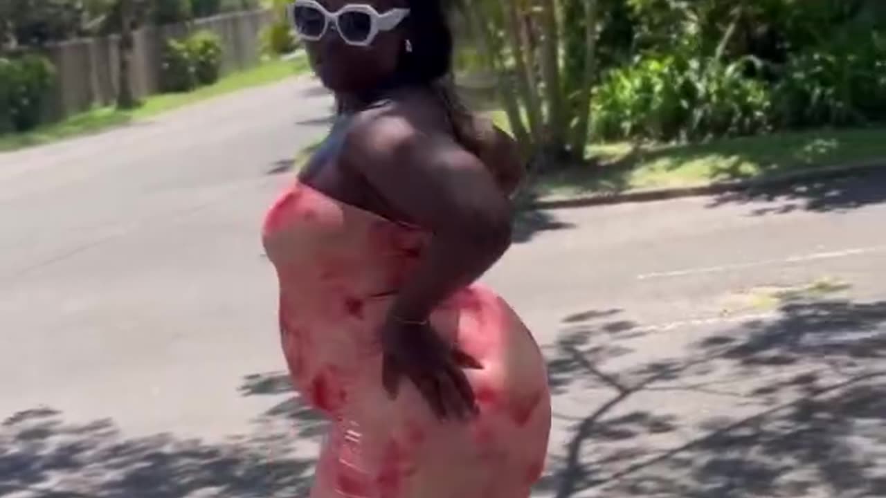 Mateur Big Ass Babe Shaking Her Butt.