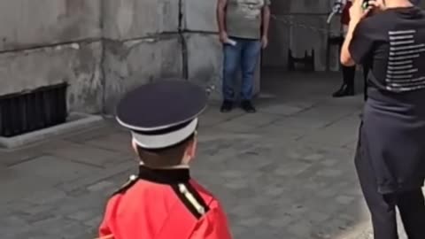 23 August 2024 Frank soldier salutes the kings guard #royalhorseguard