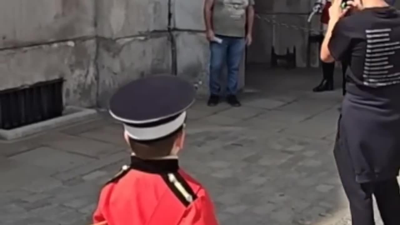 23 August 2024 Frank soldier salutes the kings guard #royalhorseguard