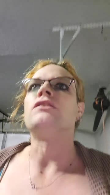 Man pretending to be a woman wants to get "six big mother f*ckers" to kidnap ICE agents,