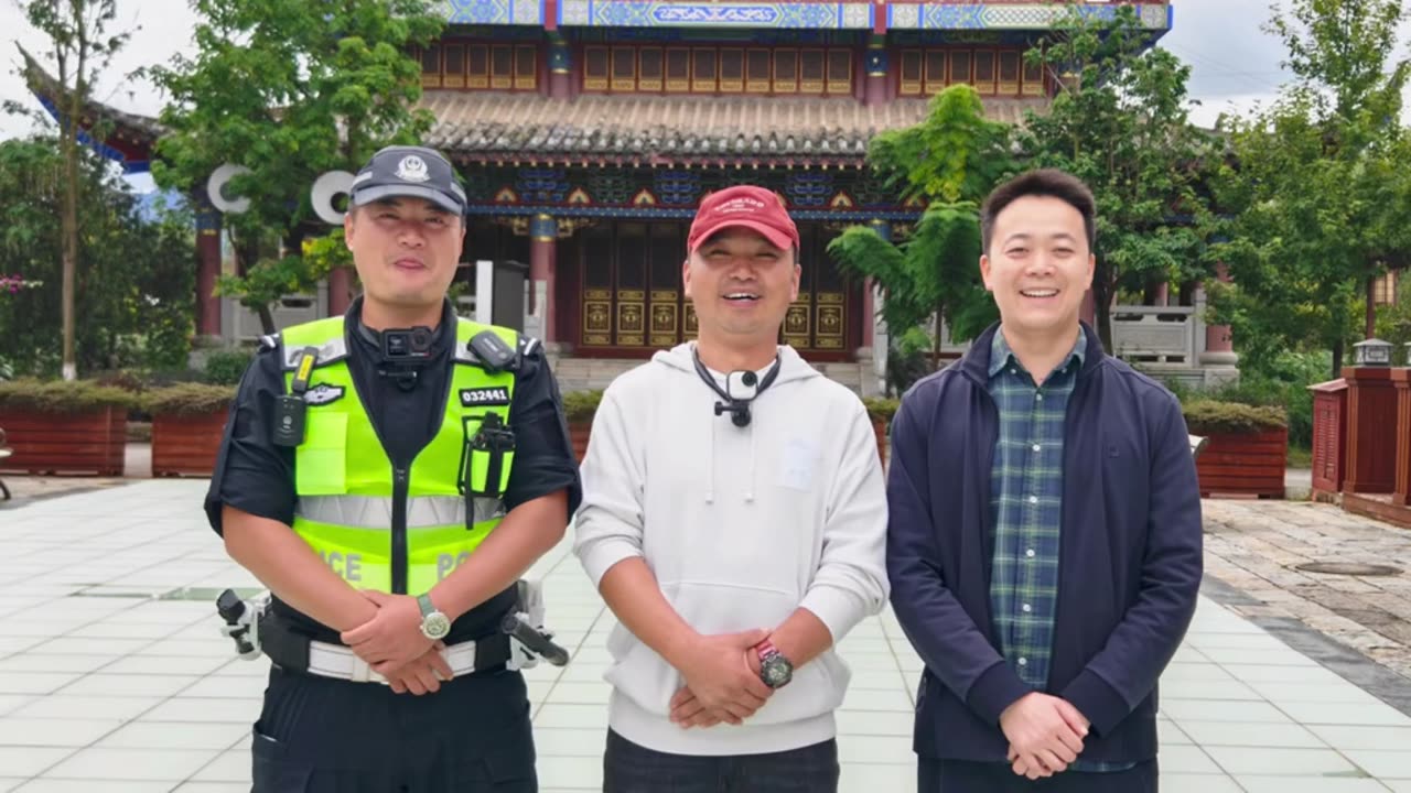 开挖着挖机游全国的路上小何在云南蒙自被警察逮走 #开着挖机游全国 #自驾西藏#云南蒙自 #蒙自过桥米线 #交通安全