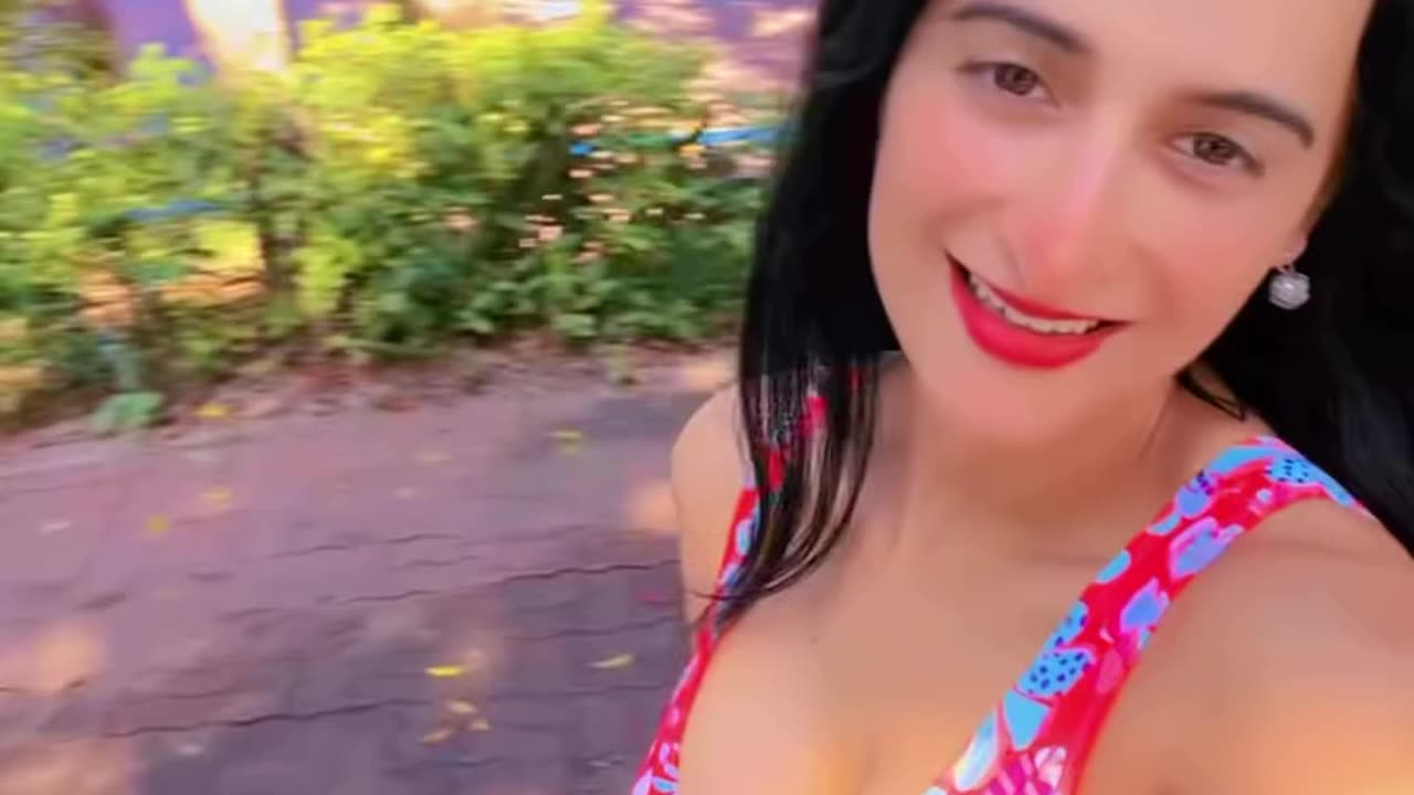 Is Tarah Dekho Tum Sadgi Bikhar