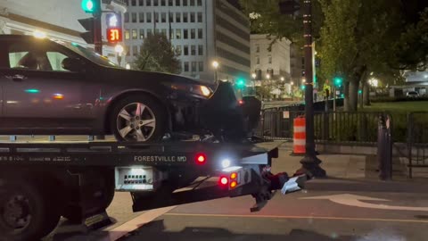 Car crashes into Secret Service security gate at the @WhiteHouse . This is at 17th and E St NW.
