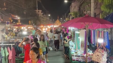 World famous Chiang Mai Sunday night Bazaar in Thailand 🇹🇭