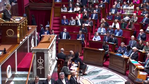 France's Socialists threaten to oust government amid shaky budget talks