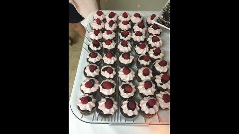 Delicious Raspberry Chocolate Cupcakes to Brighten Your Day! 🍫🍇