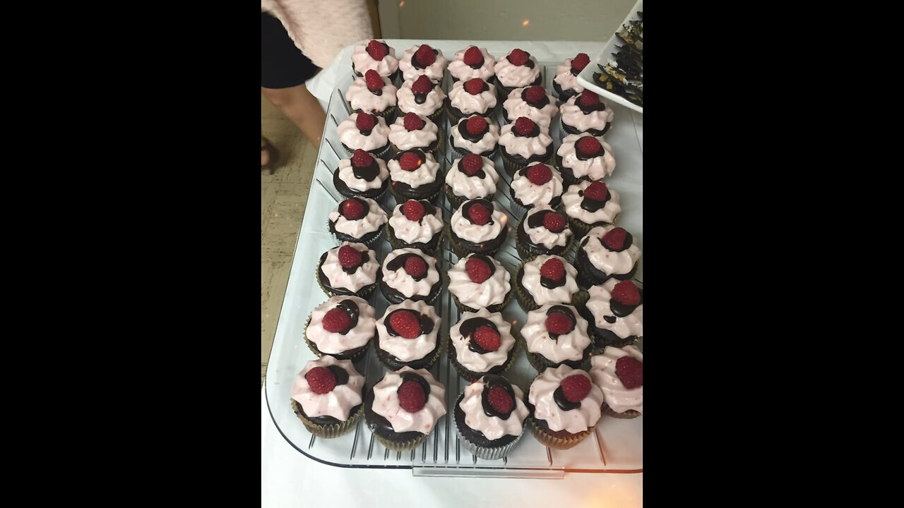 Delicious Raspberry Chocolate Cupcakes to Brighten Your Day! 🍫🍇
