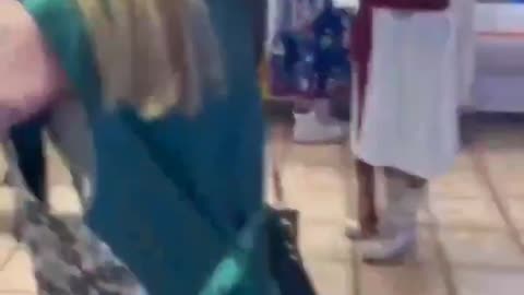 Socialist Party councilor visits kebab shop to show solidarity with the Muslim
