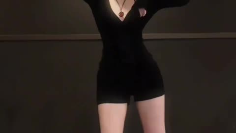 Alluring! | K-Pop Idol Ebony Pleated Skirt Bold Seductive Dance - Daily Beauty EP 415