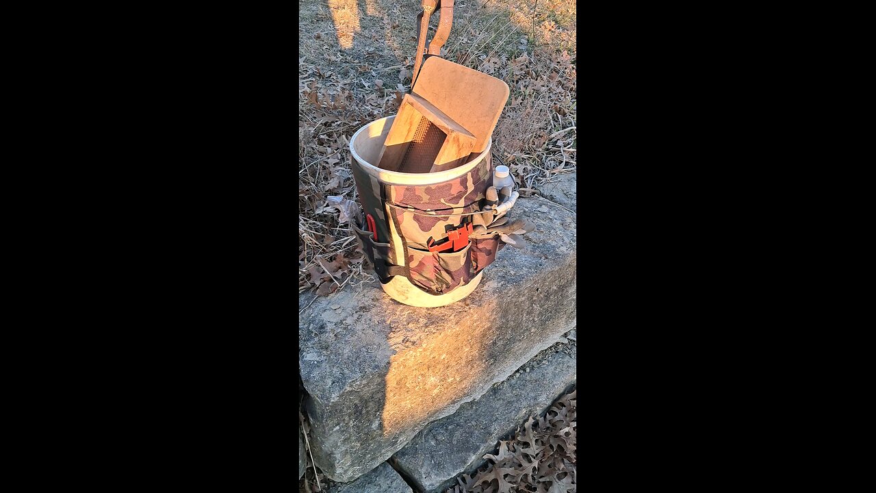 Trapping bucket organizer