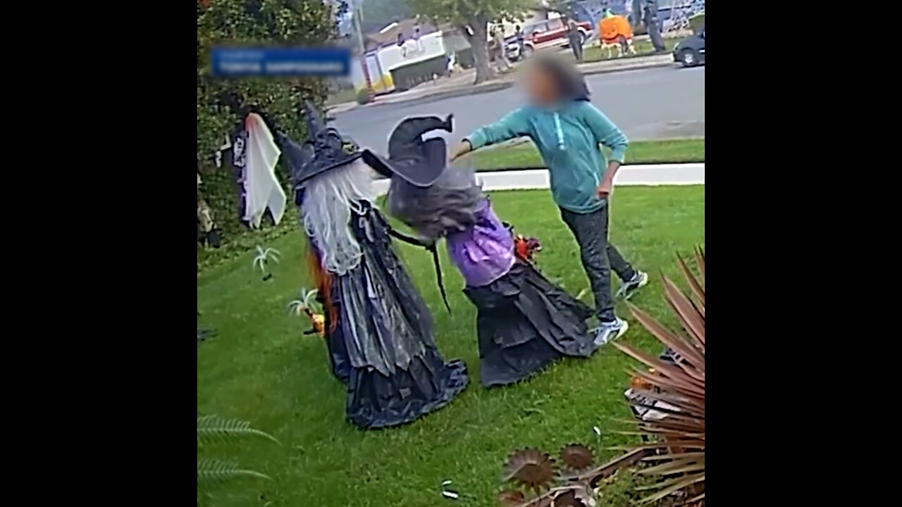 Corredora ataca decoraciones de Halloween