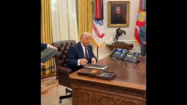 Trump signs for the release of JFK & MLK Assassination files! 😮