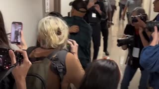 Un agente de ICE ataca a una migrante y provoca el reclamo de un aliado de Trump