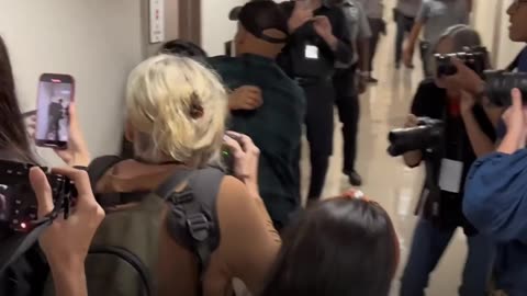 Un agente de ICE ataca a una migrante y provoca el reclamo de un aliado de Trump